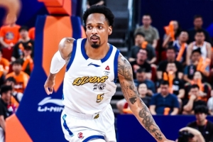 尽力了！小巴里·布朗打满40分钟8记三分球空砍33分7板 8次失误