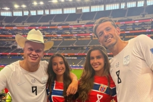 女友晒与哈兰德合影：哈宝的梦想成真了，为他感到开心和骄傲
