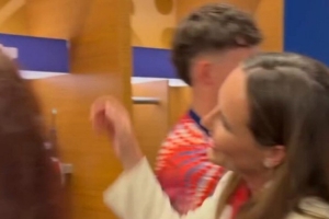 挪威王室成员赛后进入更衣室庆祝晋级，与哈兰德拥抱