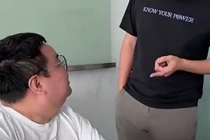 西决奇兵！哈滕：麦凯恩给雷霆更衣室带来了独特的氛围，他每天都带着笑容！视频封面
